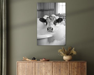 Koe in bad - een originele badkamerfoto voor je toilet van Poster Art Shop