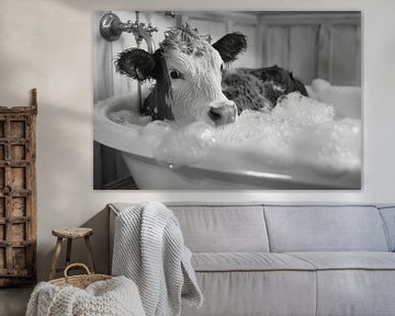 Kuh in der Badewanne - Ein originelles Badezimmerbild für Ihr WC von Felix Brönnimann