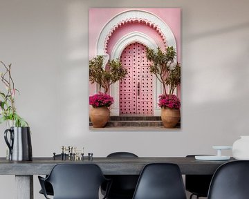 Porte marocaine rose sur haroulita