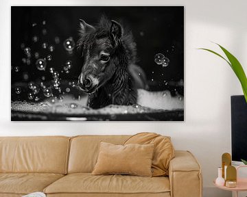 Speelse pony in bad - Een charmante badkamerfoto voor je toilet van Poster Art Shop