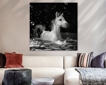 Speelse pony in bad - Een charmante badkamerfoto voor je toilet van Poster Art Shop