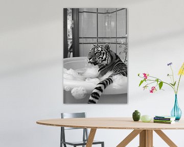 Majestätischer Tiger in der Badewanne - Ein beeindruckendes Badezimmerbild für Ihr WC