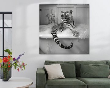 Majestätischer Tiger in der Badewanne - Ein beeindruckendes Badezimmerbild für Ihr WC von Felix Brönnimann