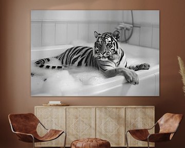 Majestueuze tijger in bad - Een indrukwekkende badkamerfoto voor je toilet van Poster Art Shop