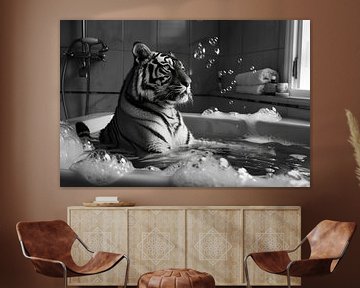 Un tigre majestueux dans la baignoire - Un tableau de salle de bains impressionnant pour vos toilettes sur Felix Brönnimann