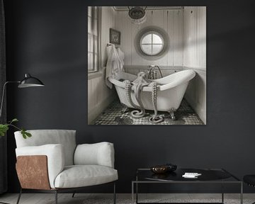 Octopus in the bathtub - an original piece of bathroom art for your toilet by Felix Brönnimann