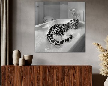 Elegante jaguar in bad - een adembenemend badkamerkunstwerk voor je toilet van Felix Brönnimann