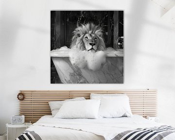 Majestic lion in the bathtub - an impressive work of bathroom art for your WC by Felix Brönnimann