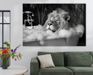 Majestueuze leeuw in bad - een indrukwekkend badkamerkunstwerk voor je toilet van Poster Art Shop