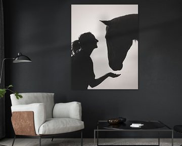 Fine Art silhouette vrouw en paard van Yvonne van de Kop