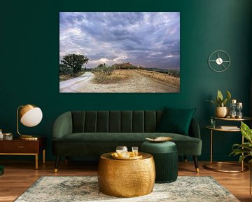 Boerderij onder woeste lucht in de Val d'Orcia, Toscane van Jos van den berg