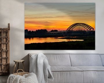 Coucher de soleil Pont de l'IJssel Zwolle Pays-Bas sur Laura Krol