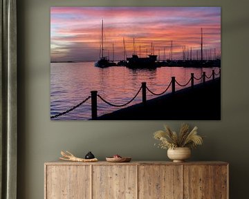 Abendlicher roter Hafenblick - Friedlicher Yachthafen in der Dämmerung - Hafen - Boote von Femke Ketelaar