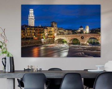 Vieille ville avec l'Adige, Duomo di Verona et Ponte Pietra à Vérone sur Walter G. Allgöwer