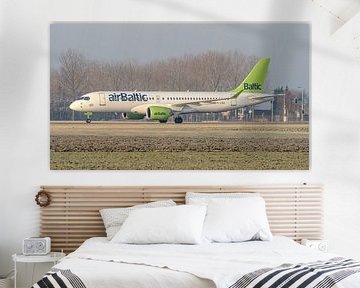 Taxi AirBaltic Bombardier CS300. sur Jaap van den Berg