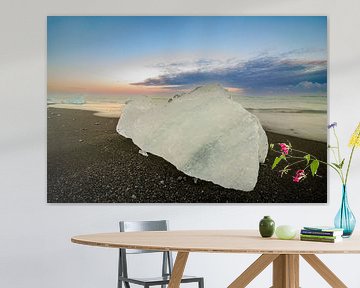 Angeschwemmte Eisform an einem schwarzen Strand in Island von Sjoerd van der Wal Fotografie