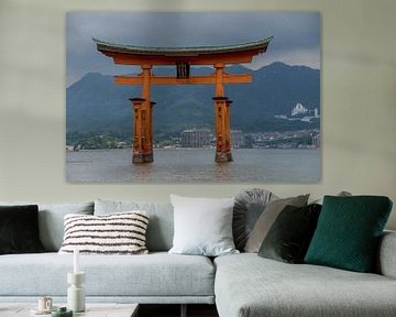 Oranje torii Miyajima Japan van Irene From