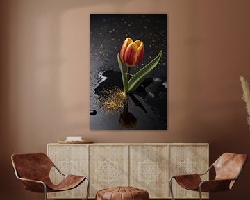 Tulp met Gouden Glitters op Zwarte Ondergrond van De Muurdecoratie