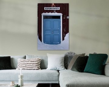Blauwe dubbele deur in roodbruine gevel van Theo Felten