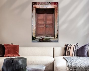 Dubbele houten bruine deur met louvreluiken van Theo Felten