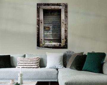 Alte Holztür mit schwerem Riegel von Theo Felten