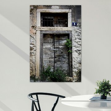 Doppelte Holztür mit Vorhängeschloss und Hausnummer