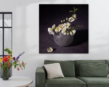 Still life, globe vase with blossom by Oda Slofstra