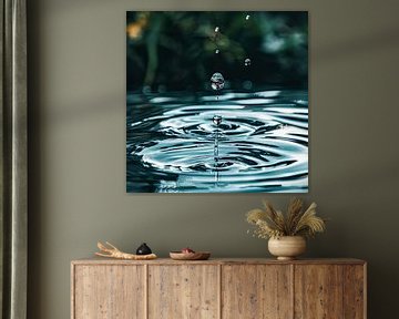 Falling raindrop close-up by Vlindertuin Art