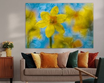 Artistic flower mix with yellow daffodils by Lisette Rijkers