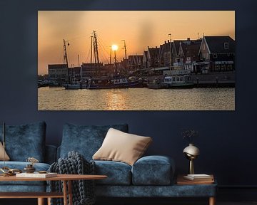 Zonsondergang bij de haven in Volendam van Chris Snoek