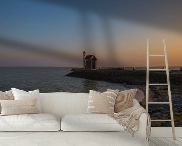 Alleenstaand huisje aan de Volendamse haveningang bij zonsondergang van Chris Snoek