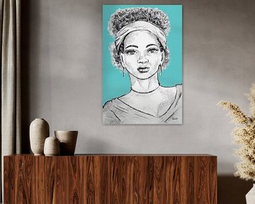 Portrait d'une jeune femme africaine en gris sur fond bleu clair sur Emiel de Lange