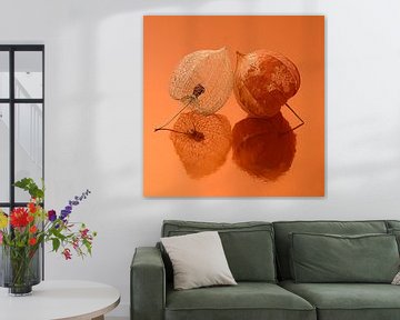 Warm oranje vierkantje met stilleven van twee lampionnetjes bij elkaar van Marjolijn van den Berg