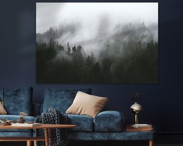 Groen bos in de mist | naaldbos tussen de wolken | fotobehang van Laura Dijkslag
