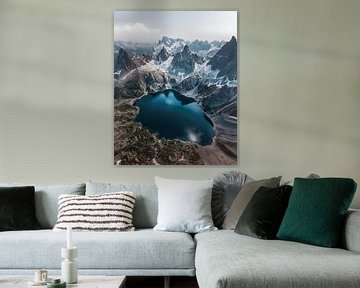 Sommets de montagne et eau bleue
