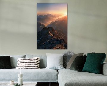 Un panorama de montagnes sous une lumière magique