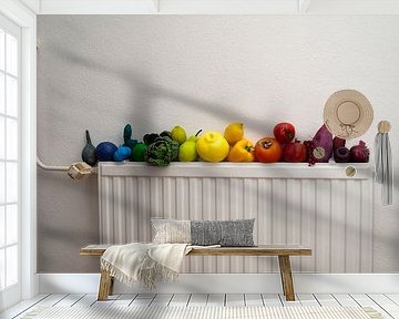 Regenbogenobst und -gemüse (teilweise bemalt), auf altmodischer Heizung