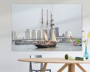 Trois maîtres devant le pont Erasmus et la ligne d'horizon de Rotterdam sur Harrie Muis