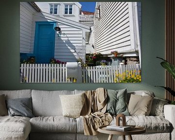 Weißes Holzhaus mit blauer Tür in Gamle Stavanger, Norwegen von My Footprints