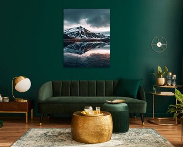 IJslandse berg, perfect gespiegeld van fernlichtsicht