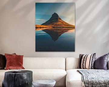 Spiegelwereld van een IJslandse berg van fernlichtsicht