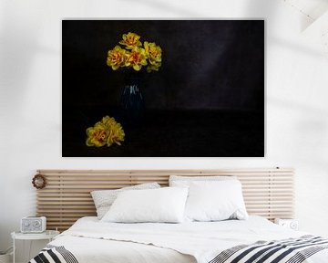 une nature morte avec des jonquilles jaune orange sur fond sombre