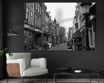 zwart wit winkelstraat in Utrecht van Marcel Boelens