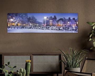 Winters Amsterdam panorama grachten avond sneeuw van Bert Rietberg