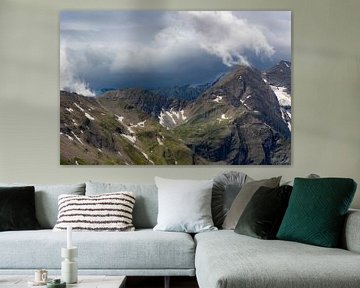 Donkere wolken pakken zich samen boven de Grossglockner van Jacob Molenaar