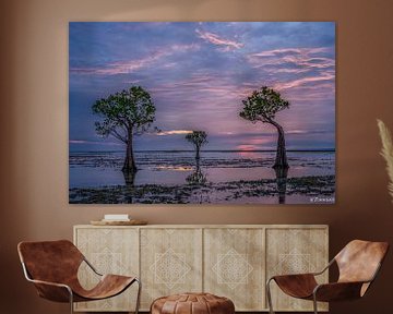 Indonesien, tanzende Bäume bei violettem Sonnenaufgang von Ton van den Boogaard