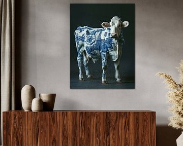 Holländische Kuh mit delfterblauen Tulpen und Windmühlen auf dem Körper