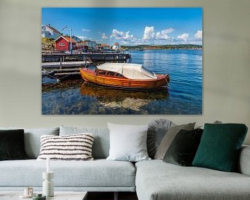 Haven met boot op het eiland Merdø in Noorwegen