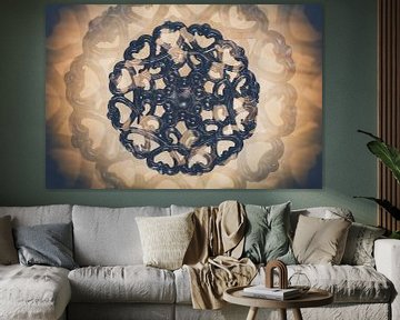 Kreisförmiges Muster aus dunklen Metallherzen von Lisette Rijkers