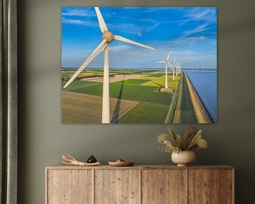 Windkraftanlagen am Ufer eines Sees im Frühling von Sjoerd van der Wal Fotografie
